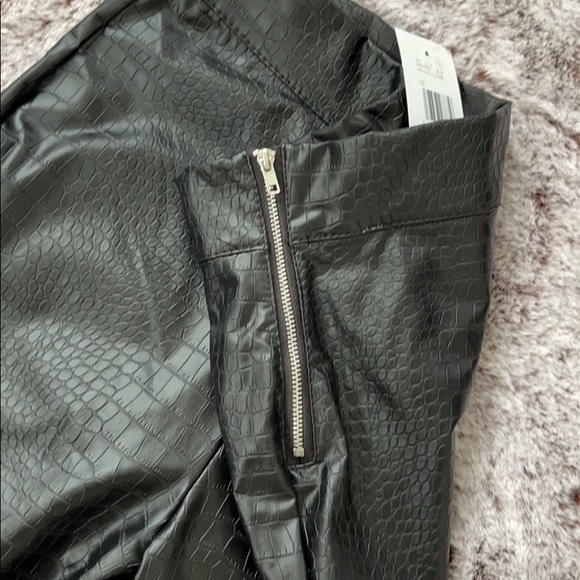 Guess - Picture 3 of 8